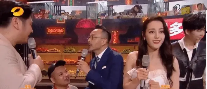 男明星被女明星强吻_女明星被骚扰事件_迪丽热巴舞台求婚事件