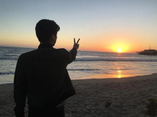 娱乐圈忘记拉窗帘出轨事件_娱乐圈出轨的男人_明星出轨被偷拍没拉窗帘