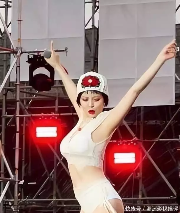 热依扎机场穿搭事件_女明星低胸装争议_女明星胸部